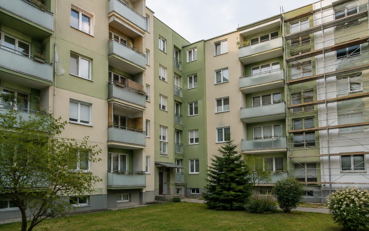 Starší bytový dom s lešením na fasáde